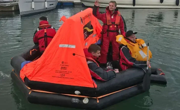 Zattera galleggiante di salvataggio di emergenza per barca oceanica gonfiabile 8P 12P 16P in vendita