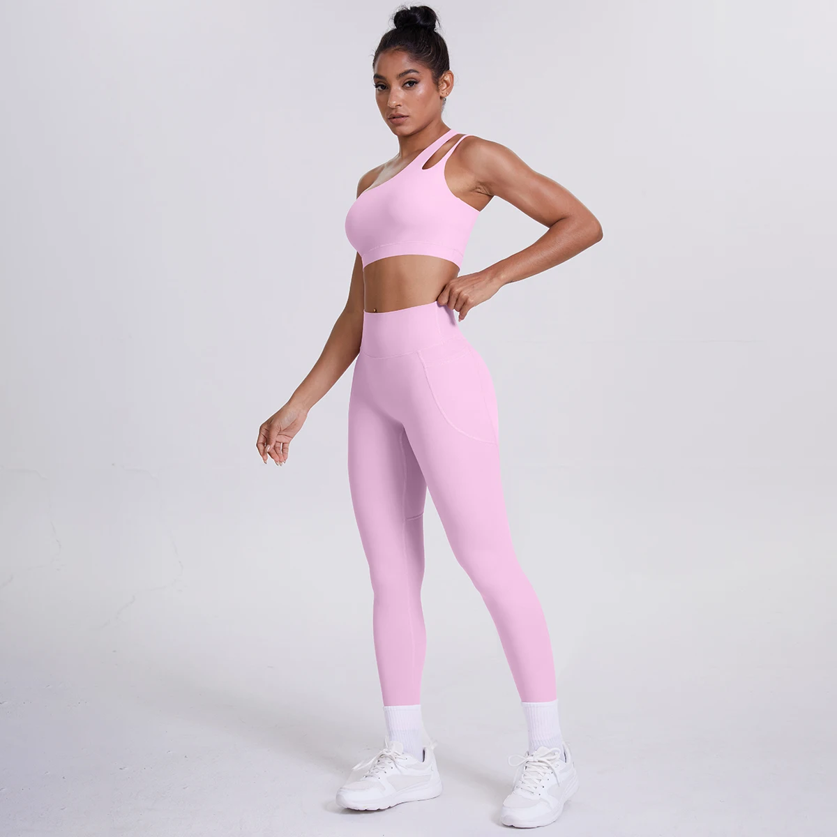 

Сексуальный дышащий женский комплект для йоги в тренажерном зале, бюстгальтер на одно плечо, тренировочный топ, однотонные брюки для фитнеса с карманами, костюм для йоги