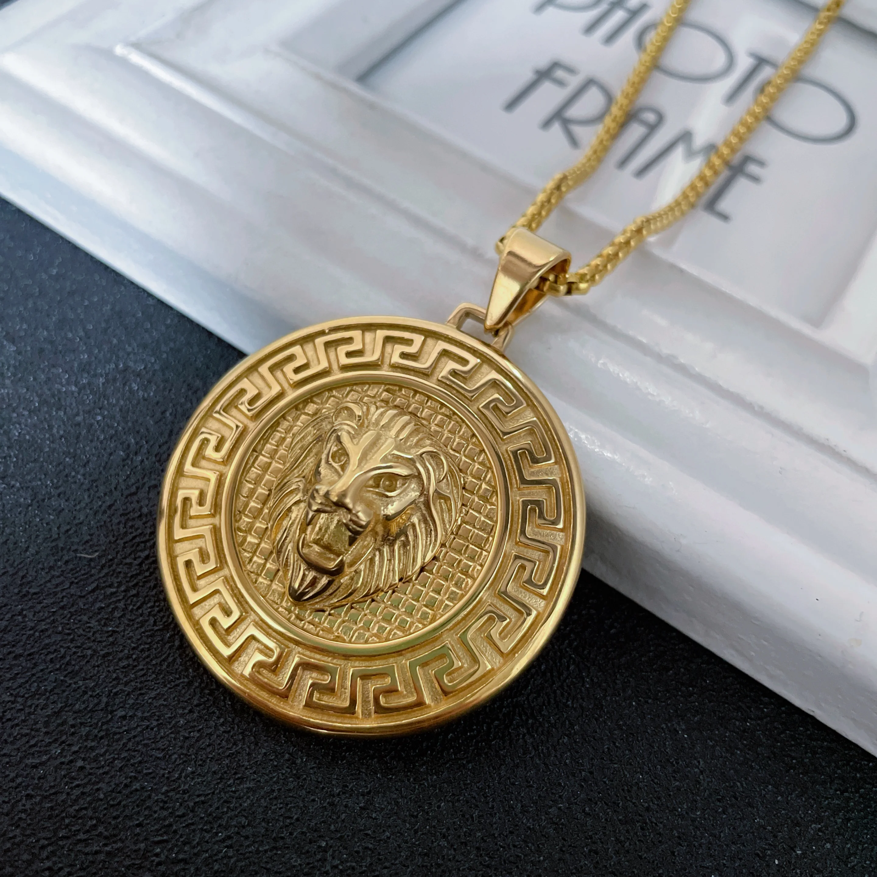 الأزياء الإبداعية كريستال البطانة الأسد رئيس قلادة قلادة الفولاذ المقاوم للصدأ روك الهيب هوب حزب سحر مجوهرات هدايا للرجال والنساء