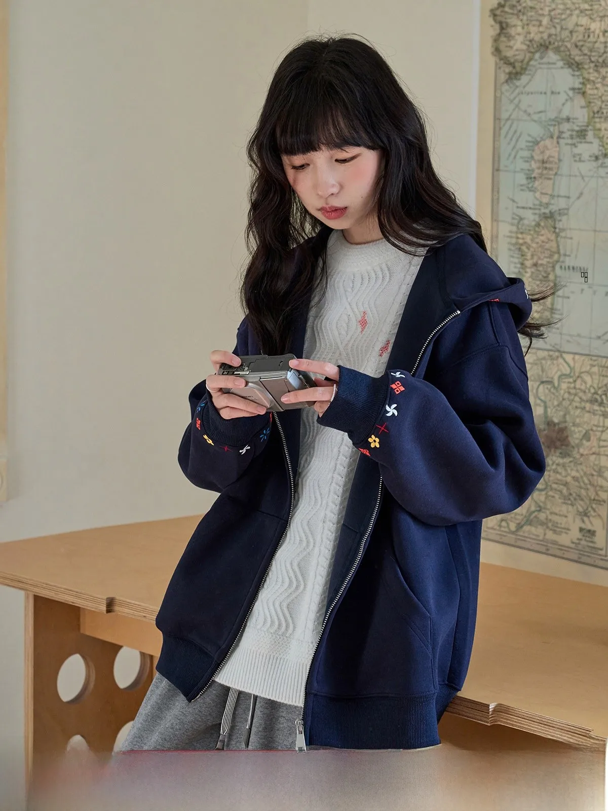 

Женская толстовка-кардиган Deep Blue с вышивкой и молнией, новинка зимы 2025, свободный крой, высокое качество, удлиненный рукав