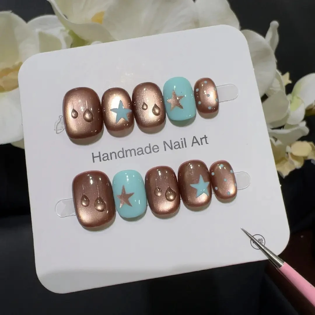 Petites gouttelettes d'eau marron haut de gamme, 10 pièces, pointes françaises faites à la main, nail art court de couleur foncée