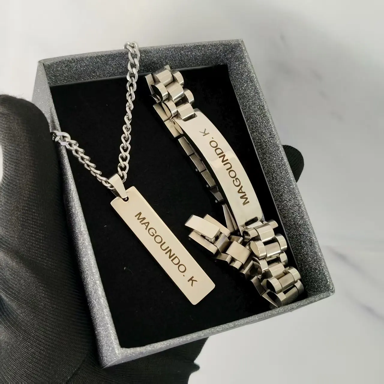 DCEE 2025 بالجملة مجموعة اسم مخصص رسالة/شعار شخصية قلادة وسوار مجموعة هدايا عيد الميلاد مبيعات المصنع مباشرة