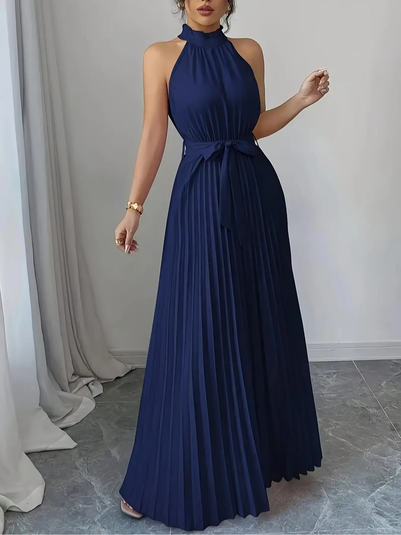 Elegantes Damen-Neckholder-Kleid mit Schulterfreiem Design, Sommermode, Knittereffekt, Langes Abendkleid mit Taillenband – Detail 5