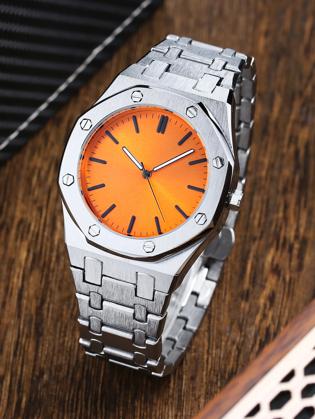 

Простые и стильные мужские часы с бесплатным дизайном логотипа, универсальные, с металлическим ремешком.