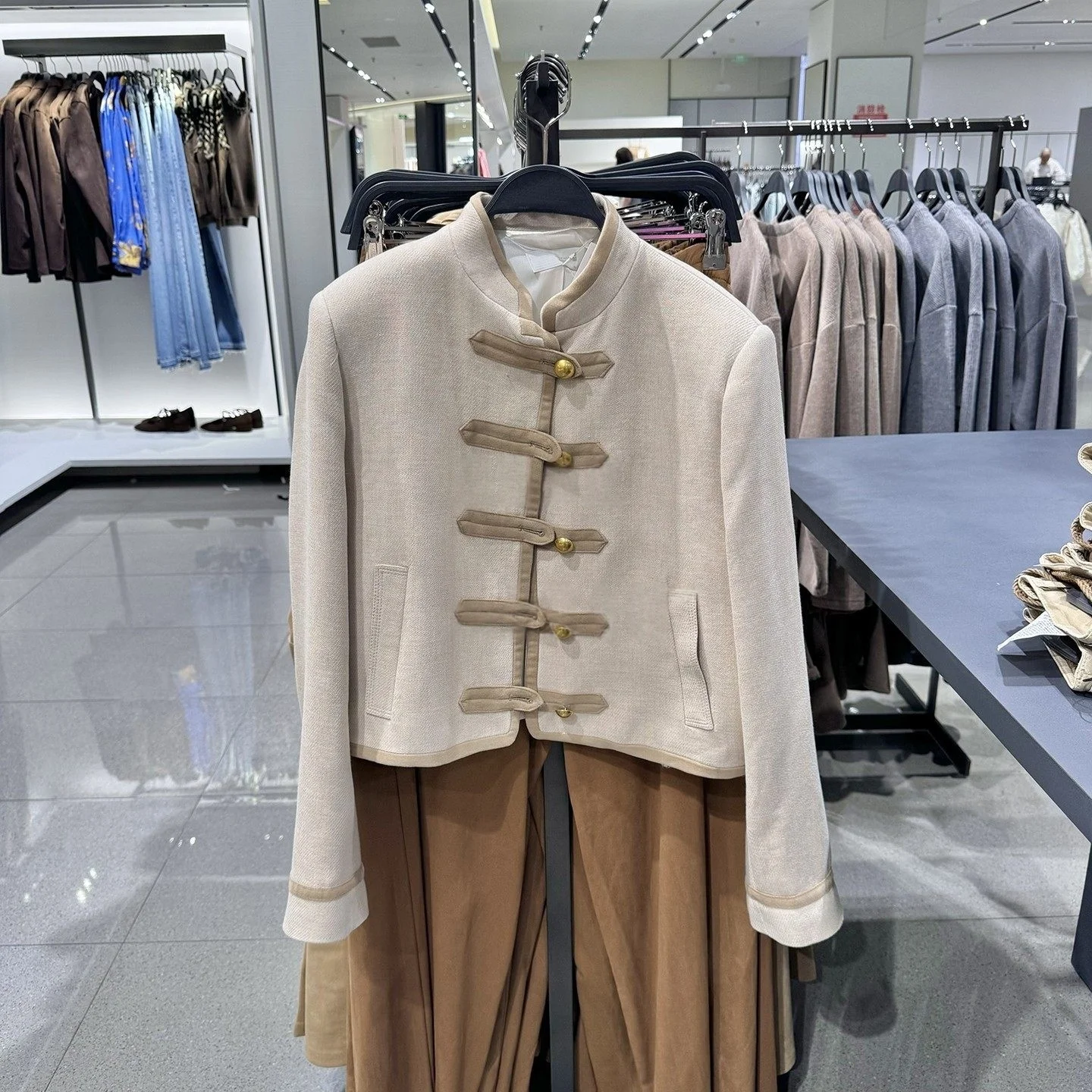 

Новая женская одежда 2026 года: модная повседневная куртка в европейском и американском стиле с подплечниками и узлом, укороченная куртка