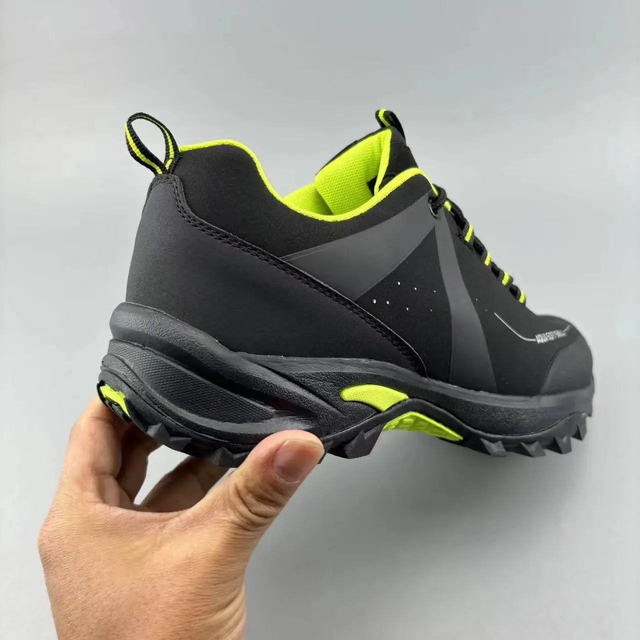 

Hot sale summer wearable hiking shoes New walking hiking shoes Breathable lightweight shoes Very good
