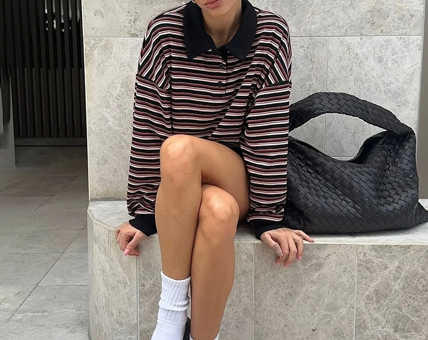 2025년 출퇴근에 적합한 스타일리시하고 캐주얼한 디자인의 가을 신상 루즈핏 레트로 스트라이프 긴팔 폴로셔츠