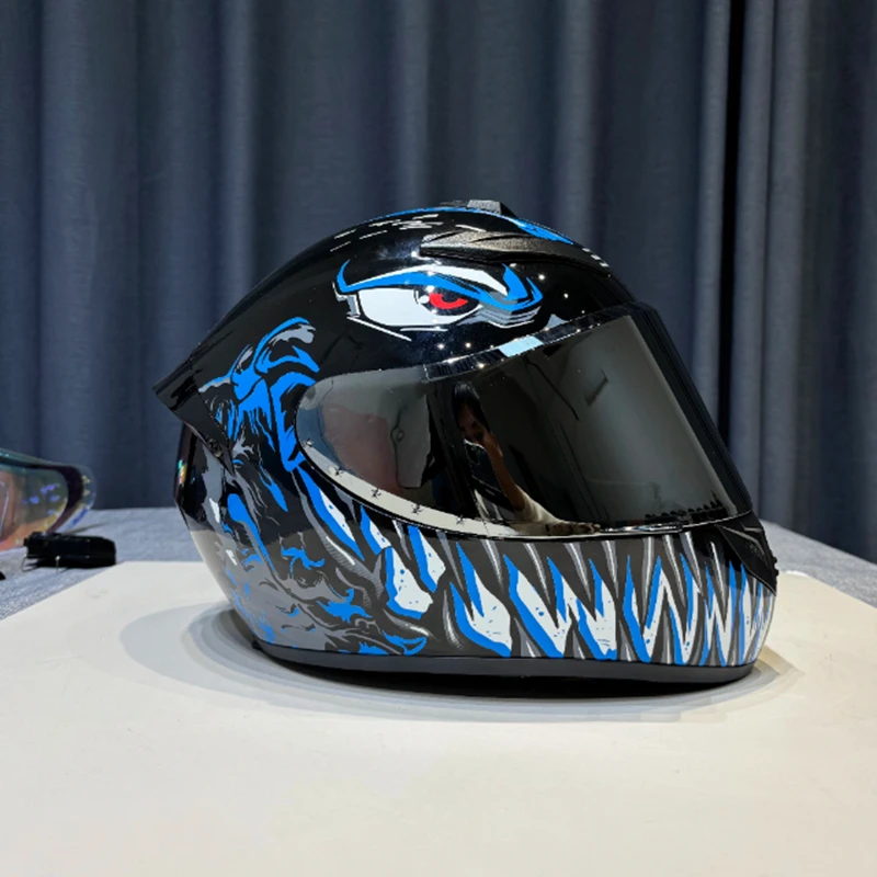 

Fashionable Full Face Motorcycle Helmet with Silver Lens Classic Design Meets Modern Safety Standards DOT Certified for Riders