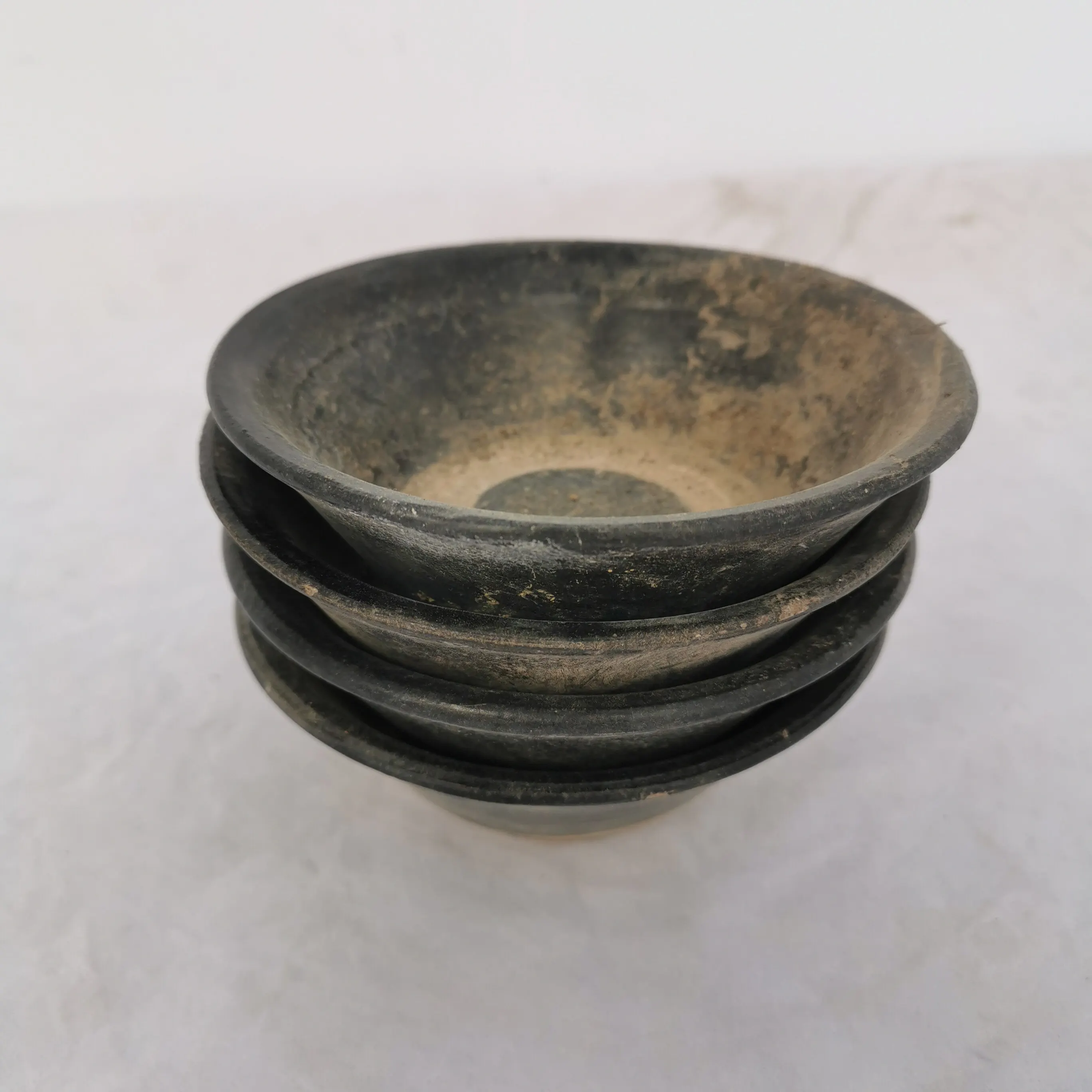 Folk old objects old earth bowls coarse porcelain pottery ornaments retro nostalgic black wine bowls beggar broken