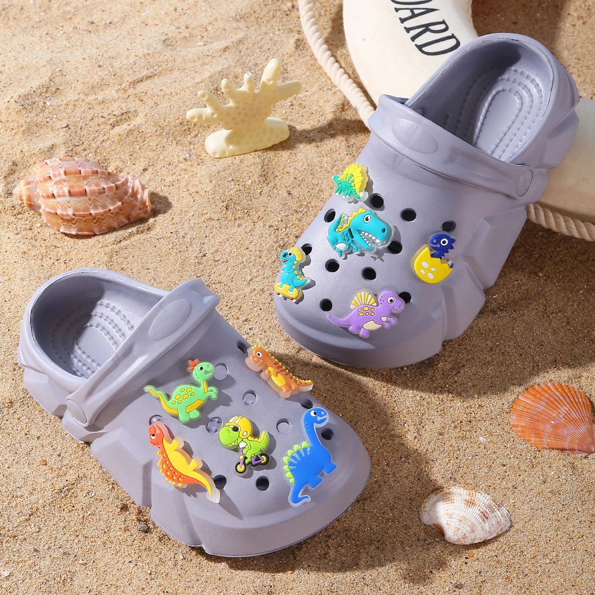 Atmungsaktive Freizeit-Clogs für Jungen mit leuchtender Cartoon-Dinosaurier-Dekoration, leichte Clogs für Dusche, Strand und Pool 3057 – Detail 19