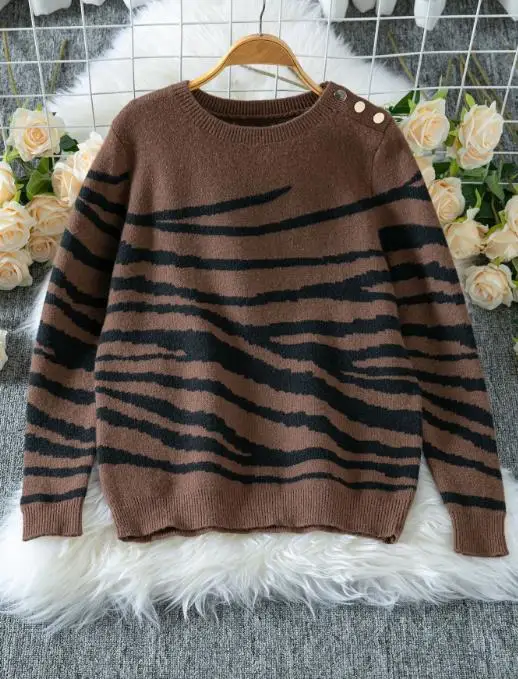 

Comparison of Autumn and Winter New Styles: Zebra Pattern Round Neck Button Long Sleeved Knitted Top, Fashionable Casual Sweater