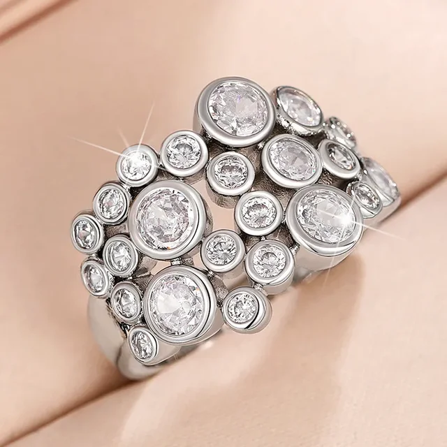 Huitan New Fashion Women Rings Bling Bling Cubic Zirconia Crystal Luksusowe ślubne pierścionki zaręczynowe dla pani Biżuteria w kolorze srebrnym