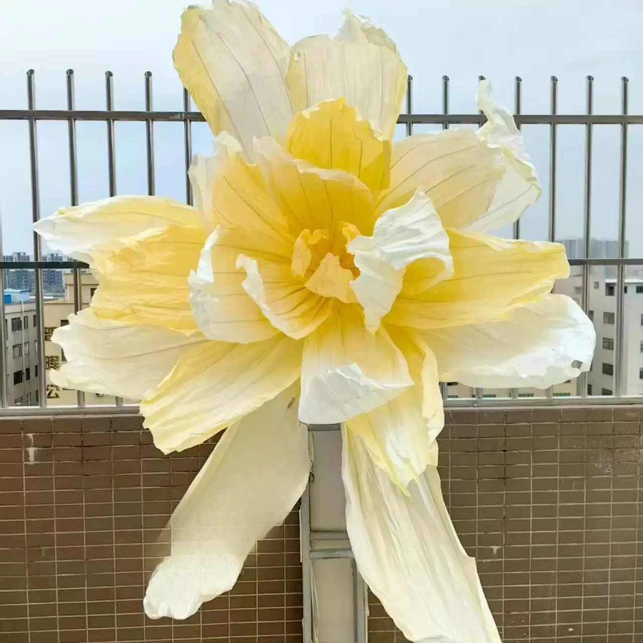 Wedding props: pale yellow and white guide flowers, stage paper flowers, wedding decorations, window displays, beautiful display