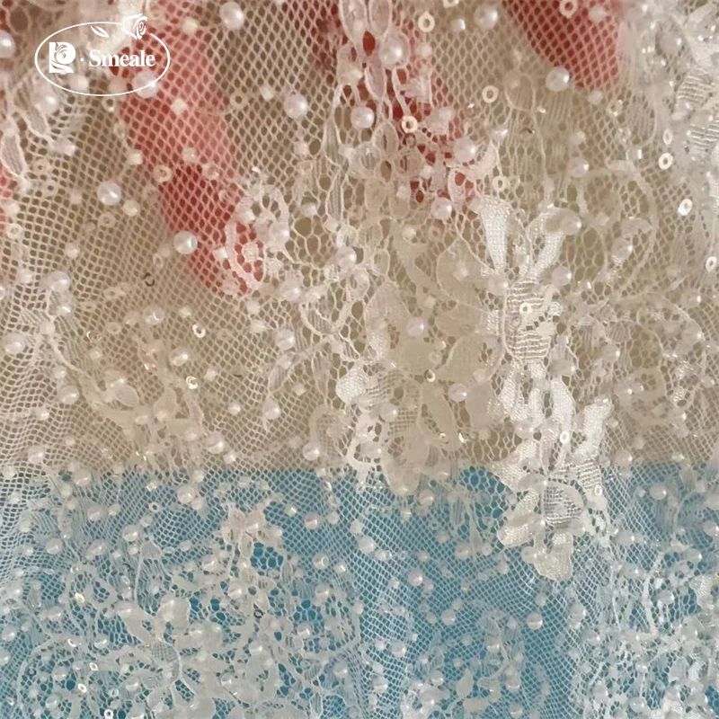 Perlenbesetzter Pailletten-Spitzenstoff, Kleine Blumenapplikation, Hochwertiger Glänzender Brautkleidstoff – Detail 2