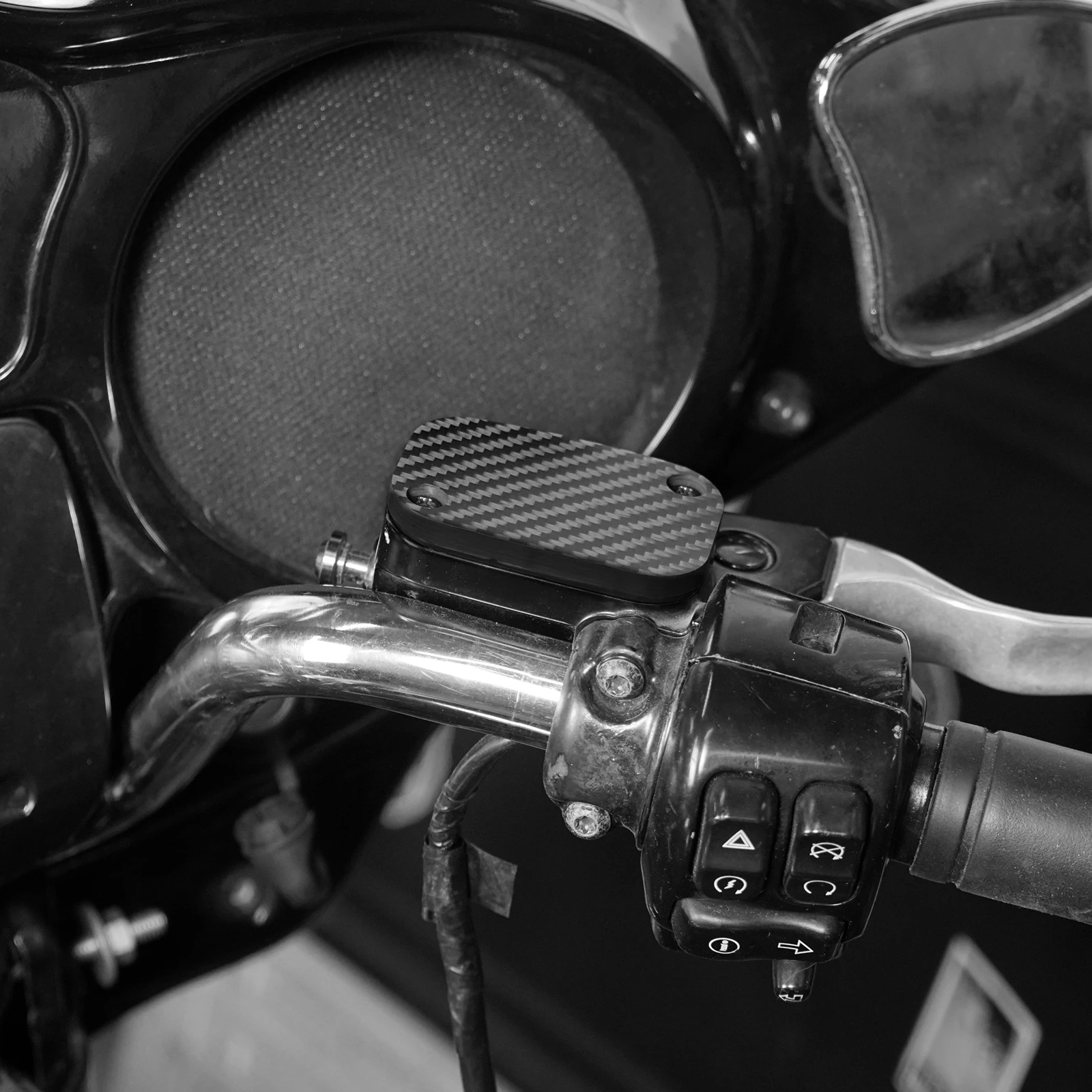 Carbon Fiber Brake Master Cylinder Lid for Harley Road King/Special Street Glide FLHX/S/ST Road Glide FLTRX Ultra Limited FLHTK