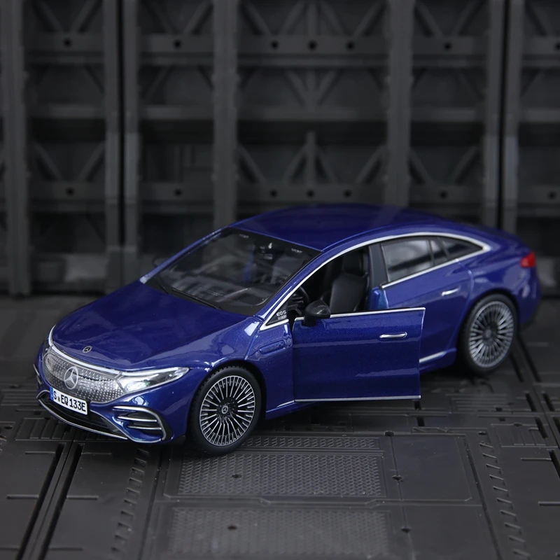 Modellino auto in lega Mercedes Benz EQS Maisto 1:24, decorazione da collezione, le porte possono essere aperte, ricco di dettagli