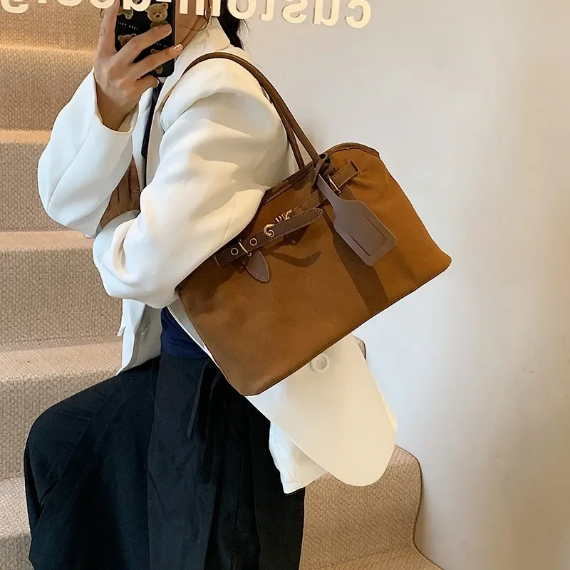 

Роскошная сумка для подгузников из мягкой кожи с приятным на ощупь покрытием обеспечивает превосходные впечатления от использования для взыскательных мам.