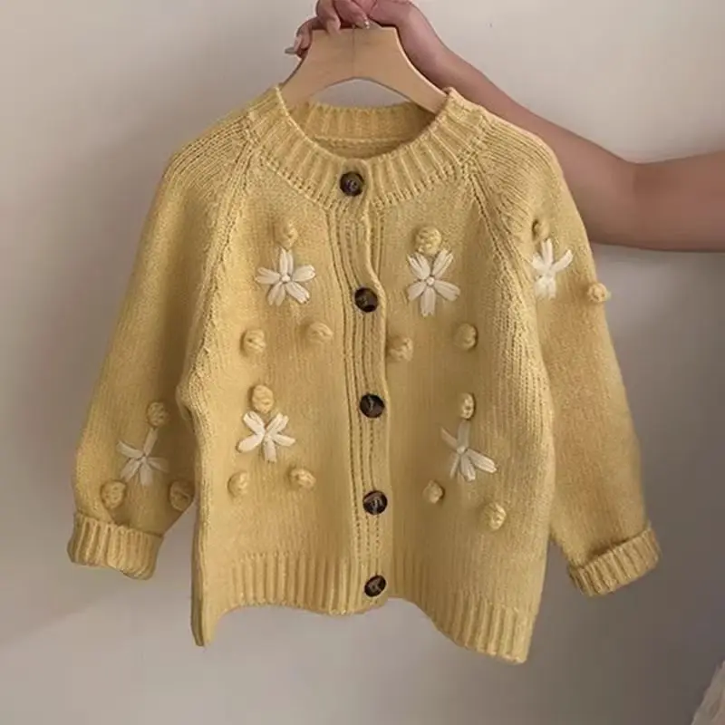 

Милая одежда для девочек, вязаная куртка с цветами, мягкий кардиган, свитера, пальто с вышивкой, кардиганы на пуговицах с круглым вырезом, трикотаж, верхняя одежда для детей
