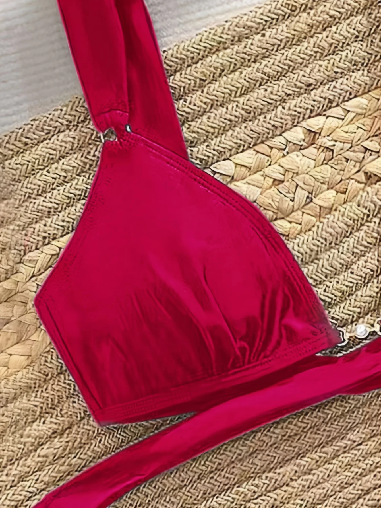 ชุดว่ายน้ำแฟชั่นเซ็กซี่สำหรับผู้หญิงปี 2026 สีแดง ทรงสามเหลี่ยมผูกข้าง ปรับได้เพื่อกระชับรูปร่าง เหมาะสำหรับกิจกรรมริมทะเล