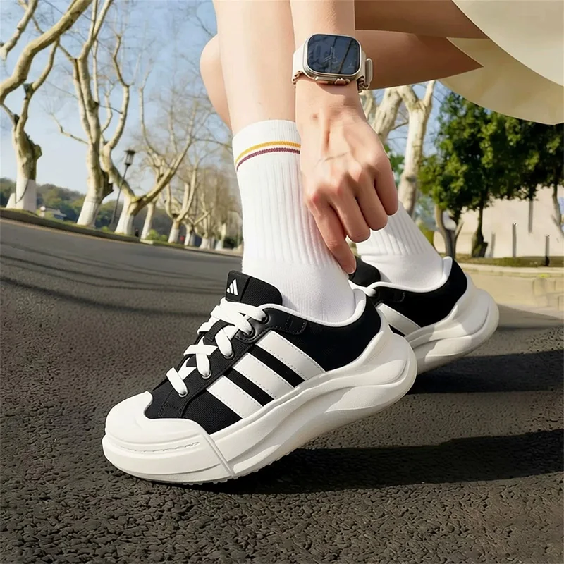 Zapatos adidas Negros y Blancos Tipo Mule con Plataforma, Zapatillas Casuales de Lona con Tres Rayas y Sin Talón para Mujer y Hombre HQ9514