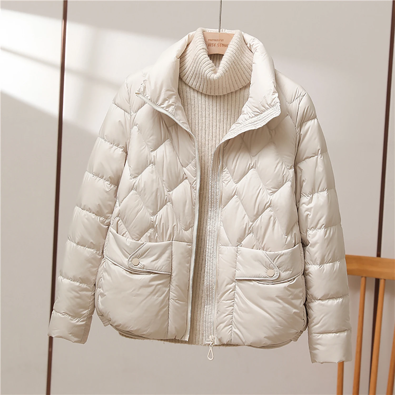 Black stand up collar down jacket for middle-aged women, loose jacket 2024 new style, mom outfit, 90 white duck down winter top