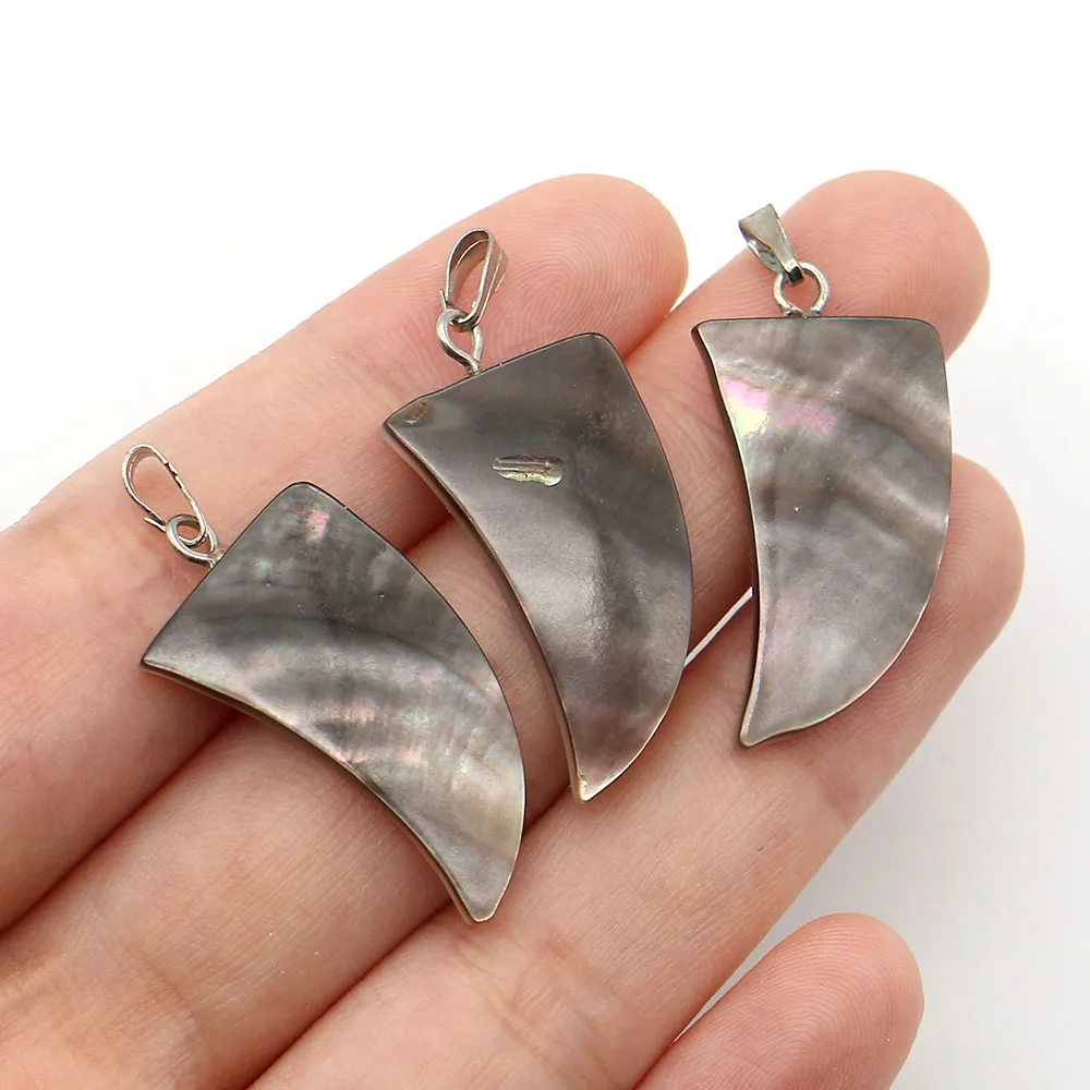 

Simple Natural Freshwater Iridescent Black Shell Polished Triangular Tiger-tooth Shape Single-hole Bail Pendant DIY Accessories