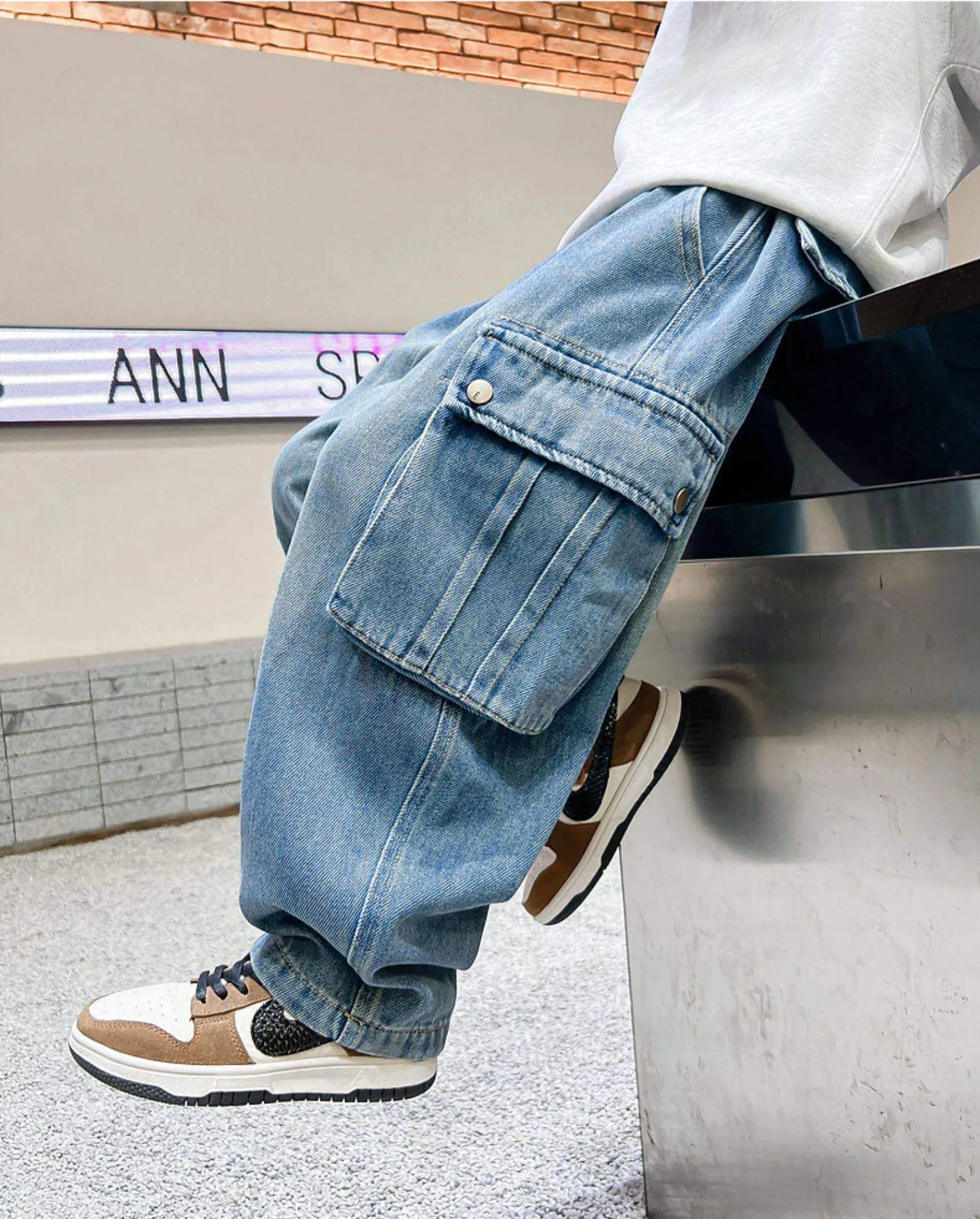 Herbstliche Freizeit-Cargo-Jeans für Jungen mit Taschen, lockerer Schnitt, Teenager-Denim-Hose, modische Kinderjeans, 5-14 Jahre – Detail 3