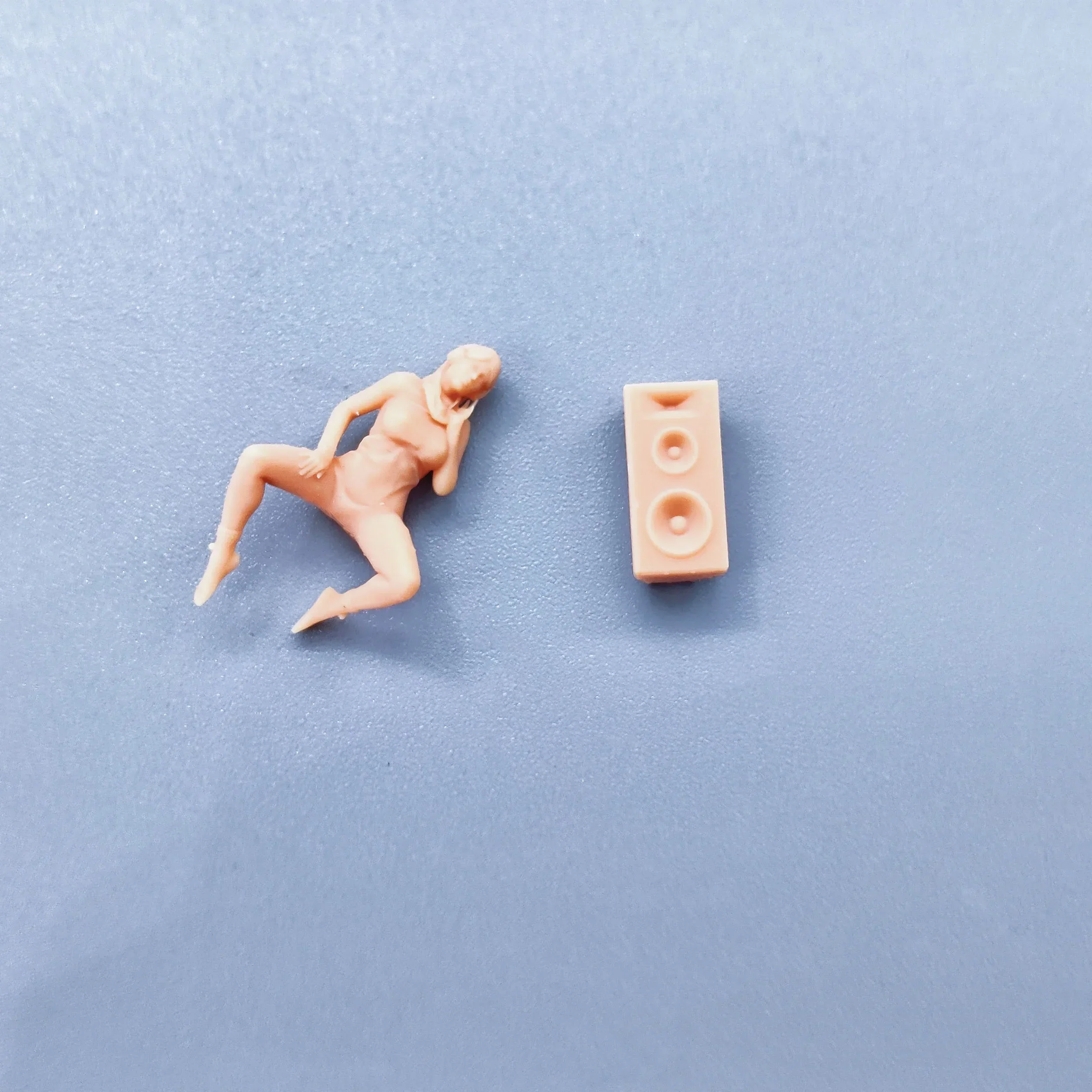 1/64 1/43 Figuren Maßstab Modell Harz Audio Lautsprecher für Mädchen Musik hören Ungefärbte Miniaturen Diorama handbemalt W316