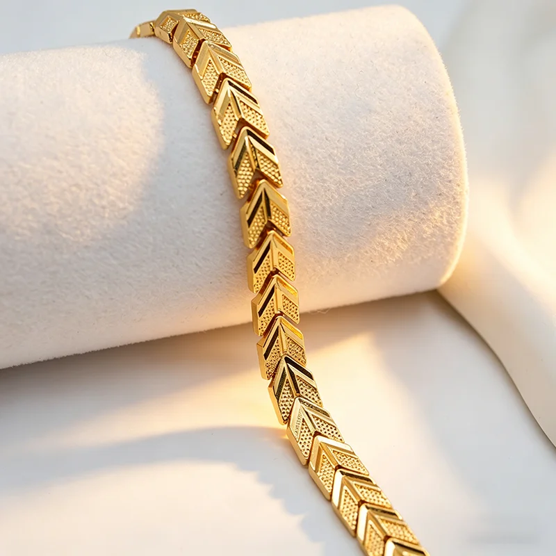 A golden-gilded S-shaped lucky bracelet. It is an excellent gift for parties and is suitable for use on Valentine's Day, wedding