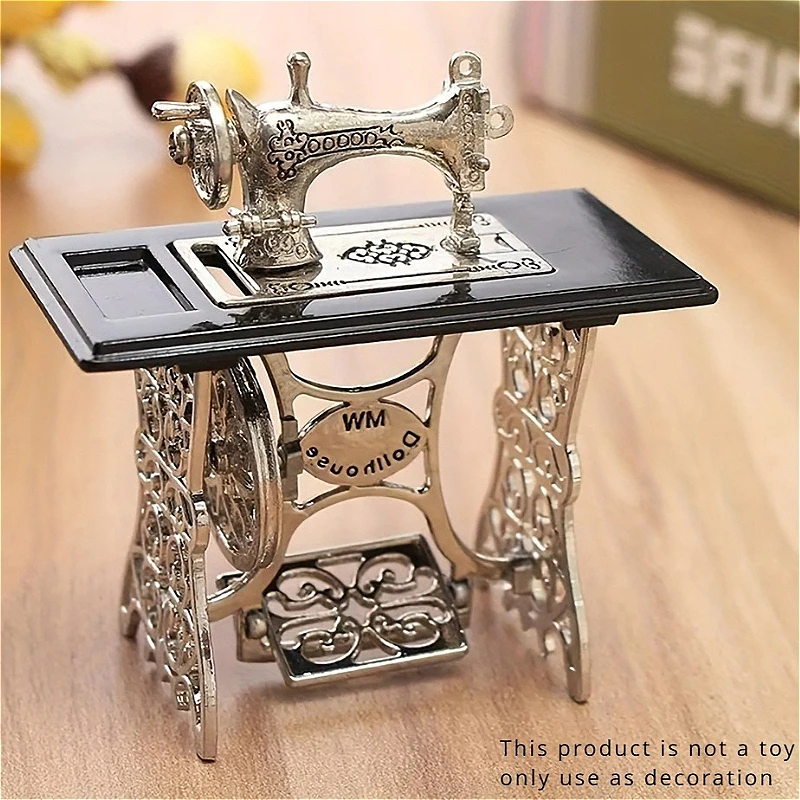 

1pc Dollhouse Miniature Silver Sewing Machine Model Playhouse Furniture Ornament Metal Craft for Office Indoor Desktop Decor
