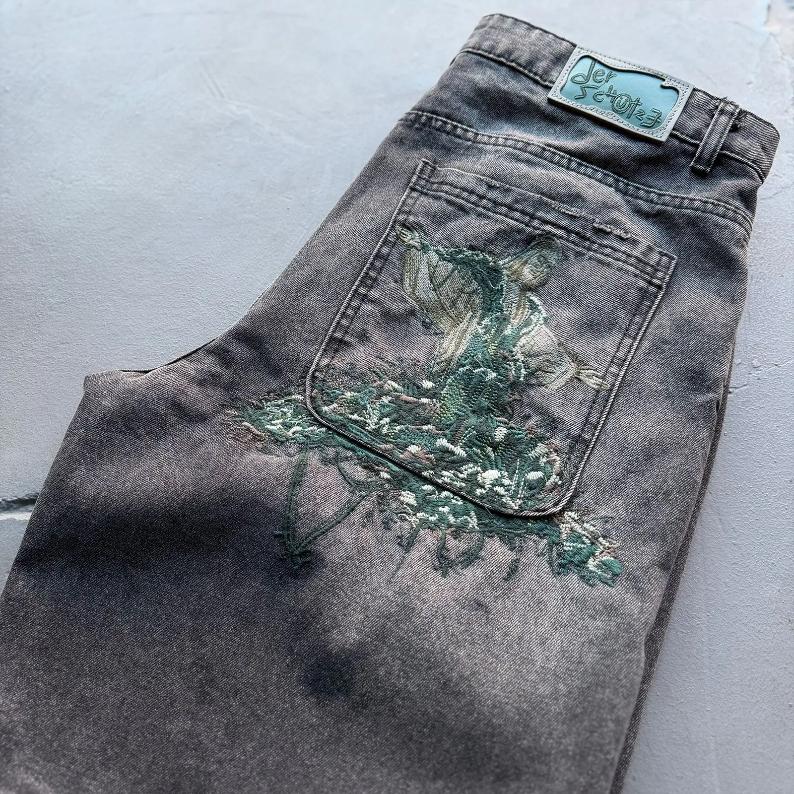 Derschutze 2026 New Street Style Embroidered Statue Washed Straight-Leg Jeans Men's Fashion Pants