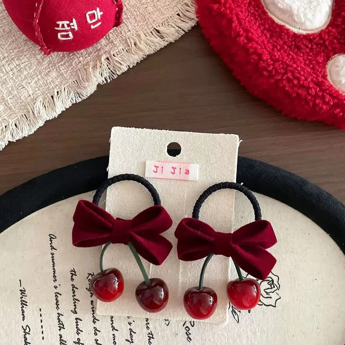 Niedliche rote Samtschleife mit Kirschen, elastische Haarspange/Haargummi – perfekt für festliche Party-Looks – Detail 7