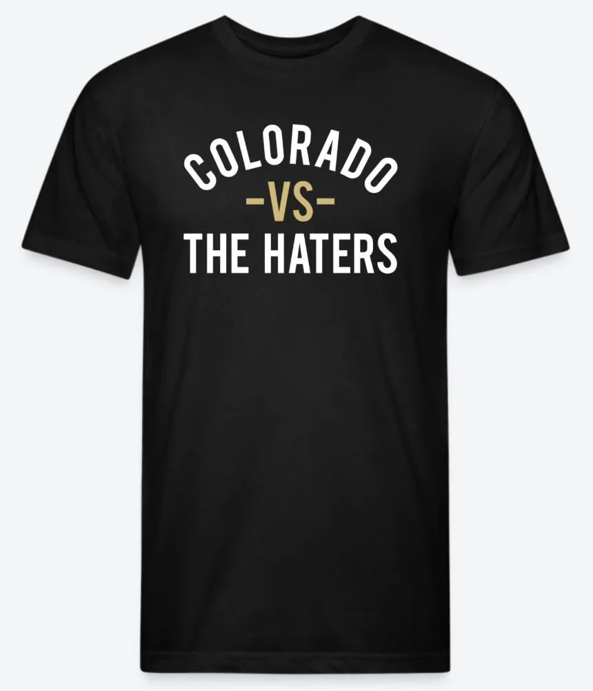 

Дизайн футболки Colorado vs the Haters черного цвета с белым и золотым принтом