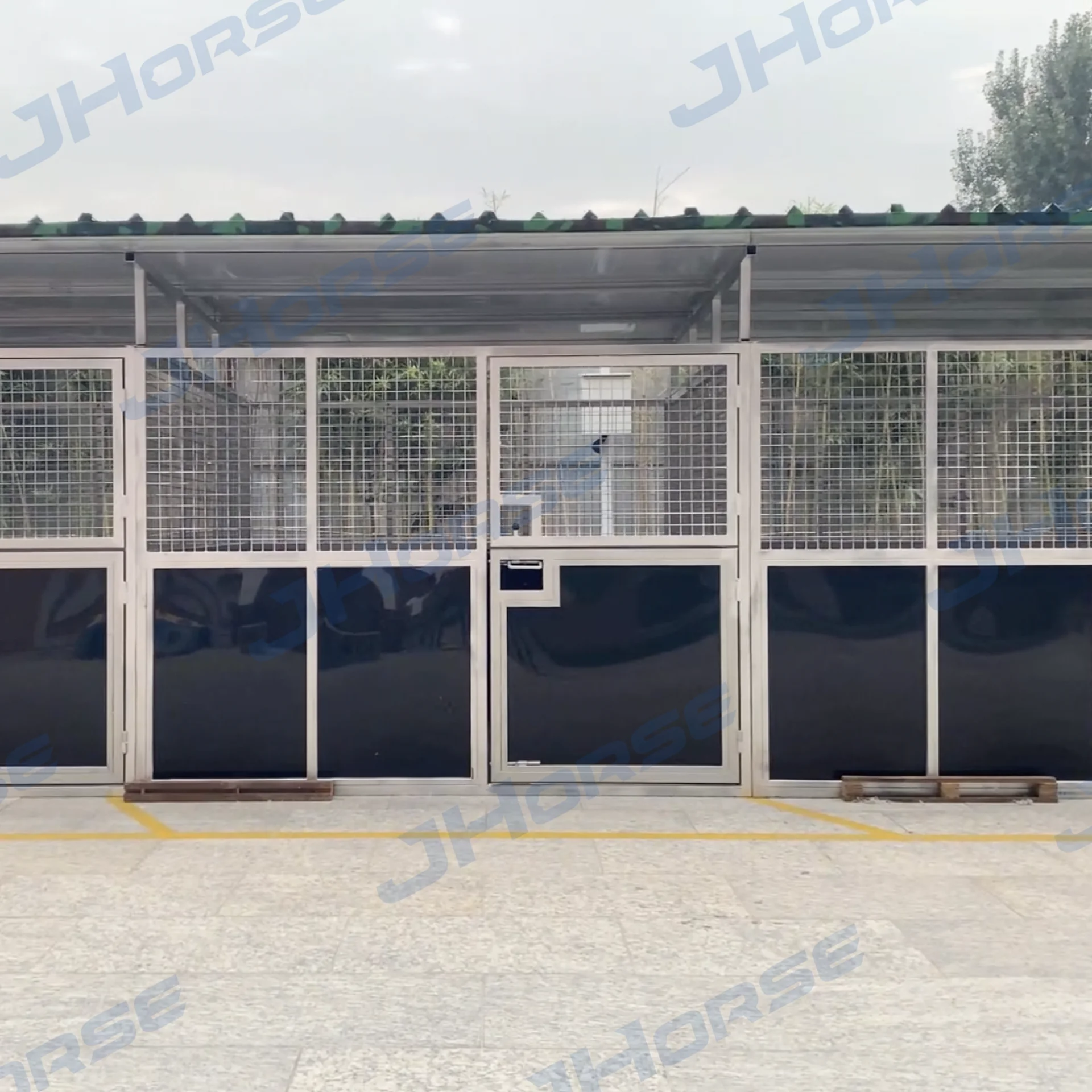 Outdoor Temporary Shelter HDPE Panel Door Portable Outdoor Stable Horse Stalls with Optional Big Tent Roof