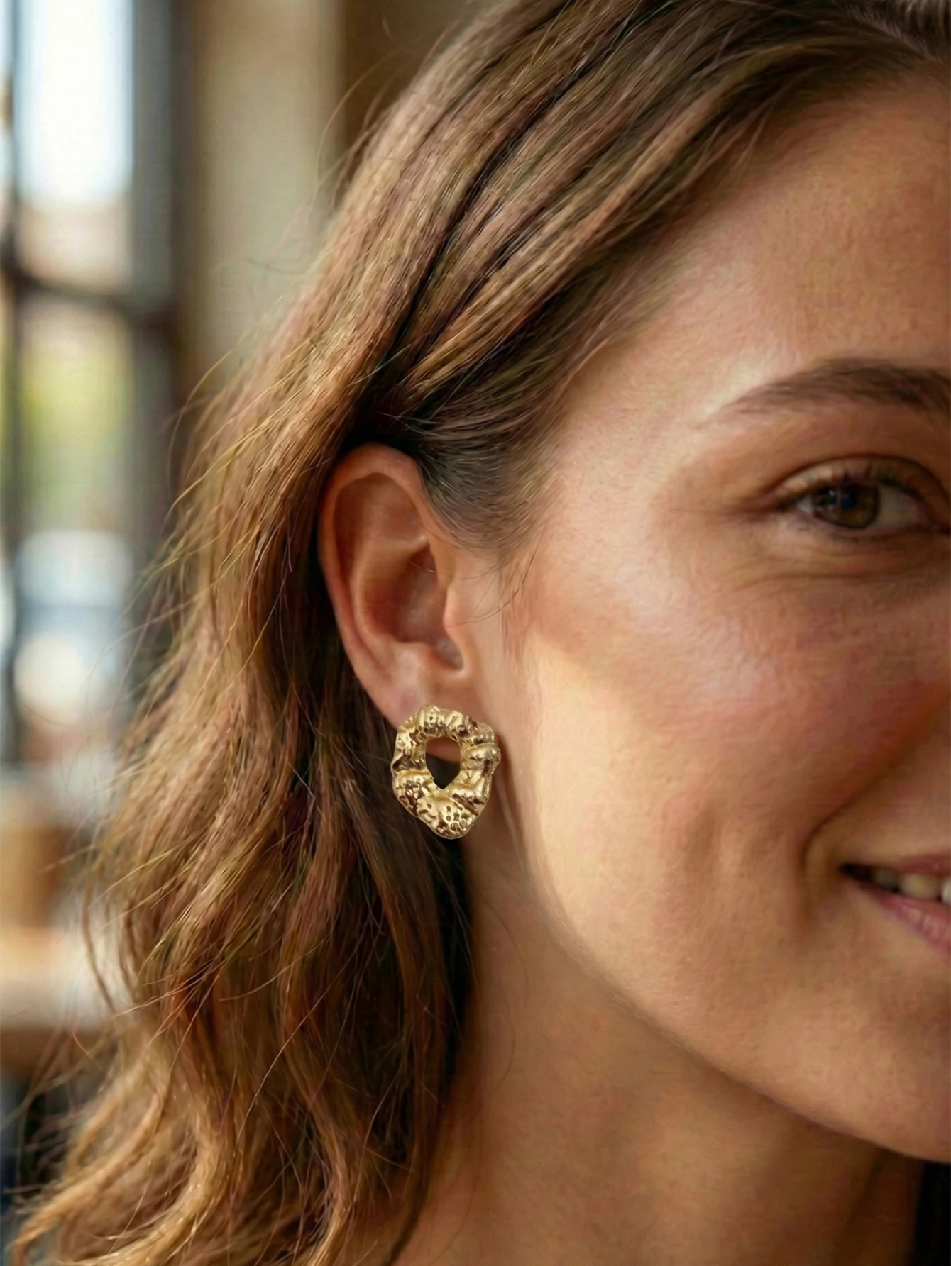 Luxury Vintage Geometric Wrinkle Gold Metal Round Hollow Stud Earring Retro Irregular Round Circle Stud Earrings for Women
