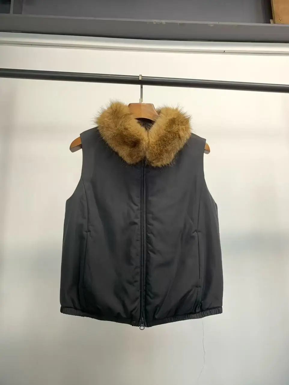 Women's black padded vest with detachable fur collar – comfortable and warm outerwear for Winter 2026.