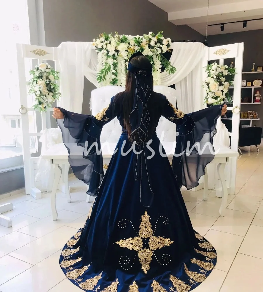 Ankara Türkisches blaues Hochzeitskleid für Muslime, wunderschönes, langärmliges, goldenes Spitzen-Ottomane-Kaftan, marokkanisches Brautkleid 2025, Perlen