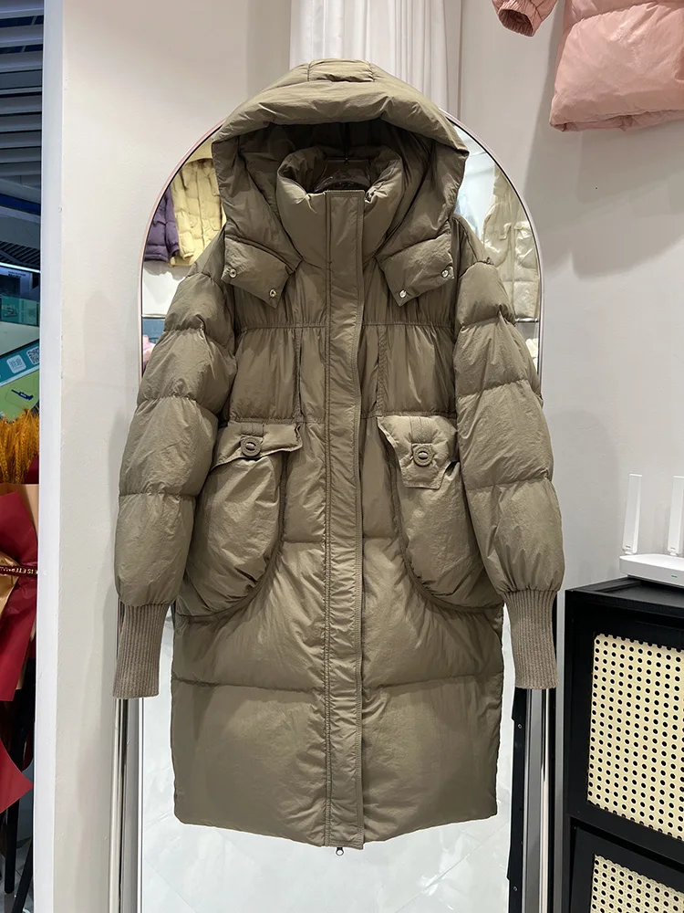 Piumino alla moda da donna 2025 nuovo piumino d'anatra bianco allentato con cappuccio spesso da media a lunga tasca grande maniche lavorate a maglia