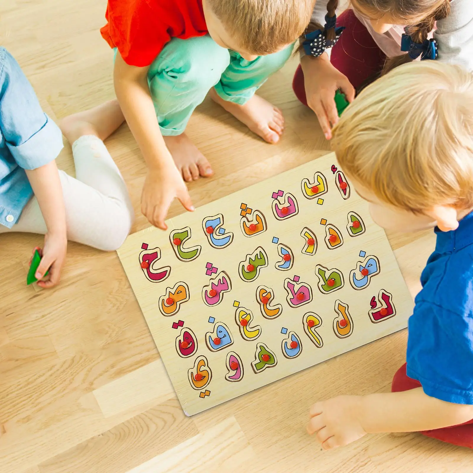 Puzzle in legno con alfabeto arabo colorato per il compleanno di una ragazza in famiglia