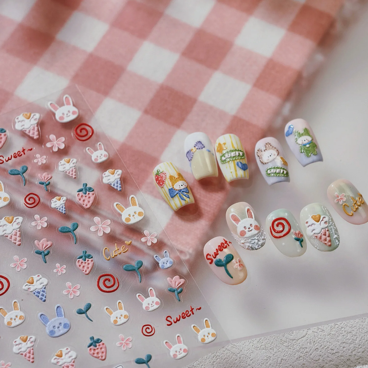 Urocze filcowe naklejki na paznokcie z króliczkiem, jabłkiem, koniczyną, gwiazdą, sercem, truskawką, kwiatem, futrzaną wiśnią, kokardką i motylem do manicure.