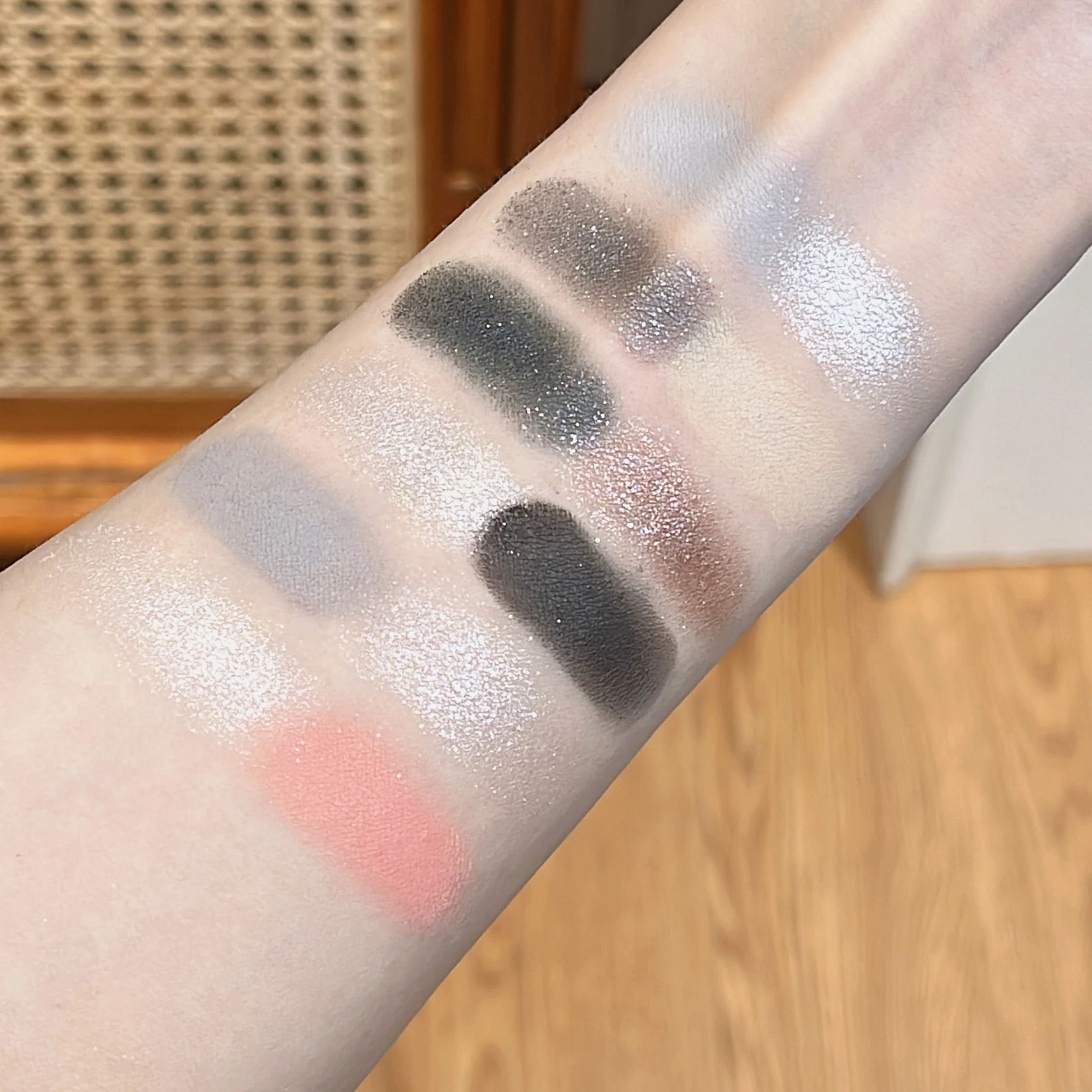 12 Color High Quality Eye Shadow  Diamond Metallic Finish Eyeshadow Pink And Black Eyeshadow Pigments/vegan Eye Shadow