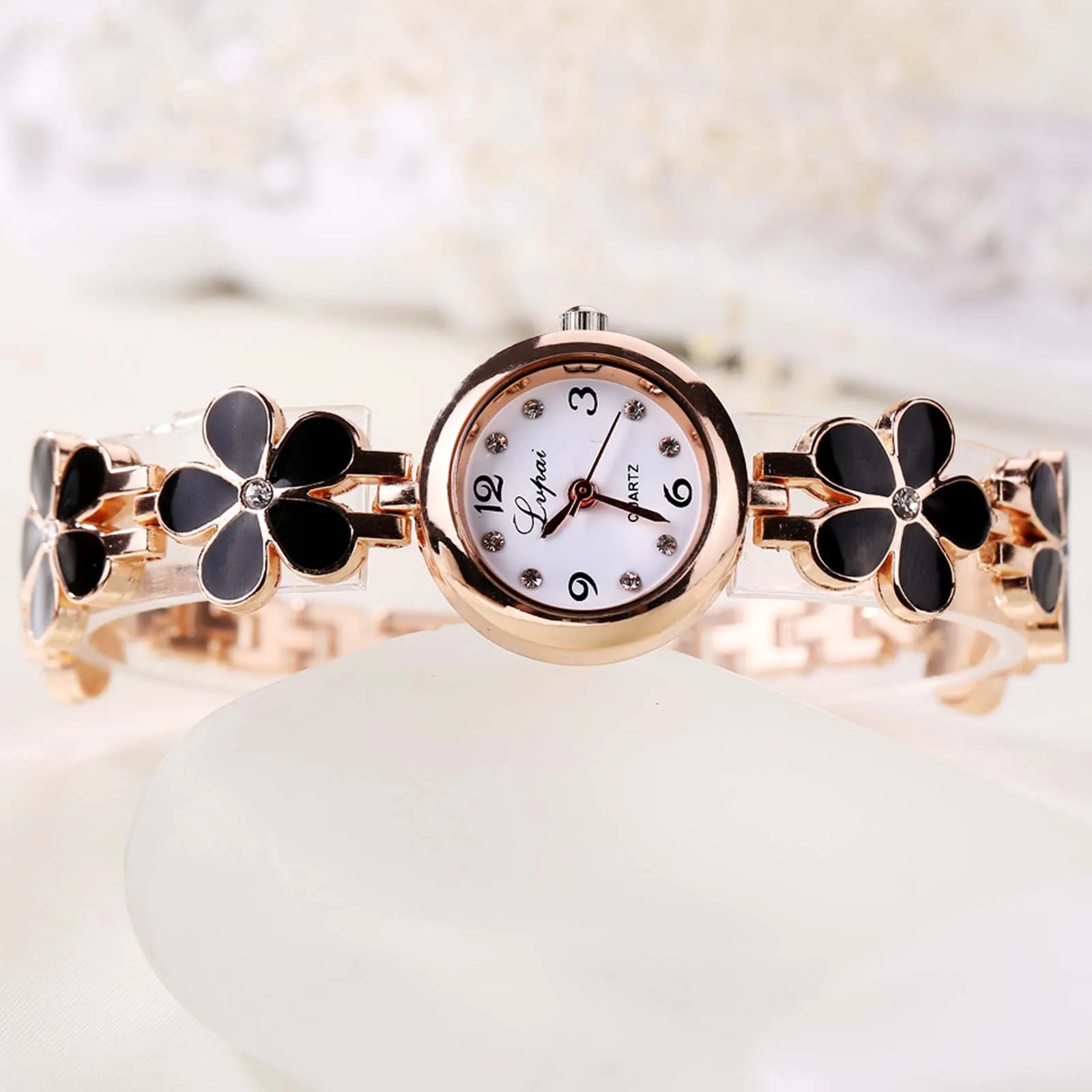 1PC Women\'s Fashionable Watch Flower Exquisite Little Daisy Watch Student Bracelet Quartz Watch Black