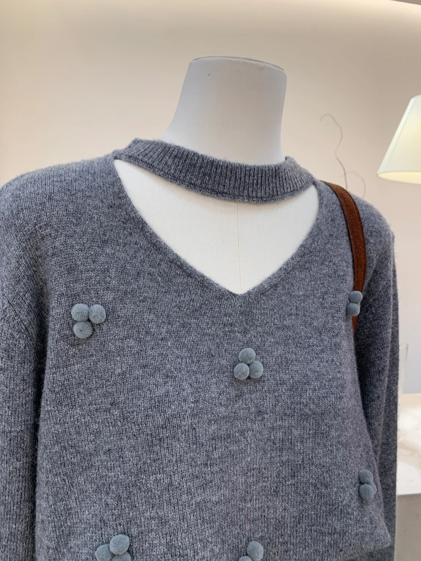 冬のニットセーター女性の通勤韓国ルーズフィット暖かさを発する白を強調する赤色新年トップ