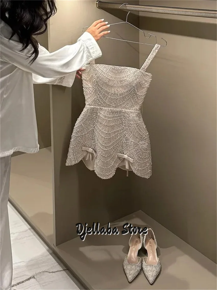 Elegantes, mit Perlen verziertes Saudi-Arabien-Rosa-Abendkleid mit Cape-Kristallen, Partykleid mit langen Ärmeln فسات Adri • Na__ Prom Dress Maßgeschneidert