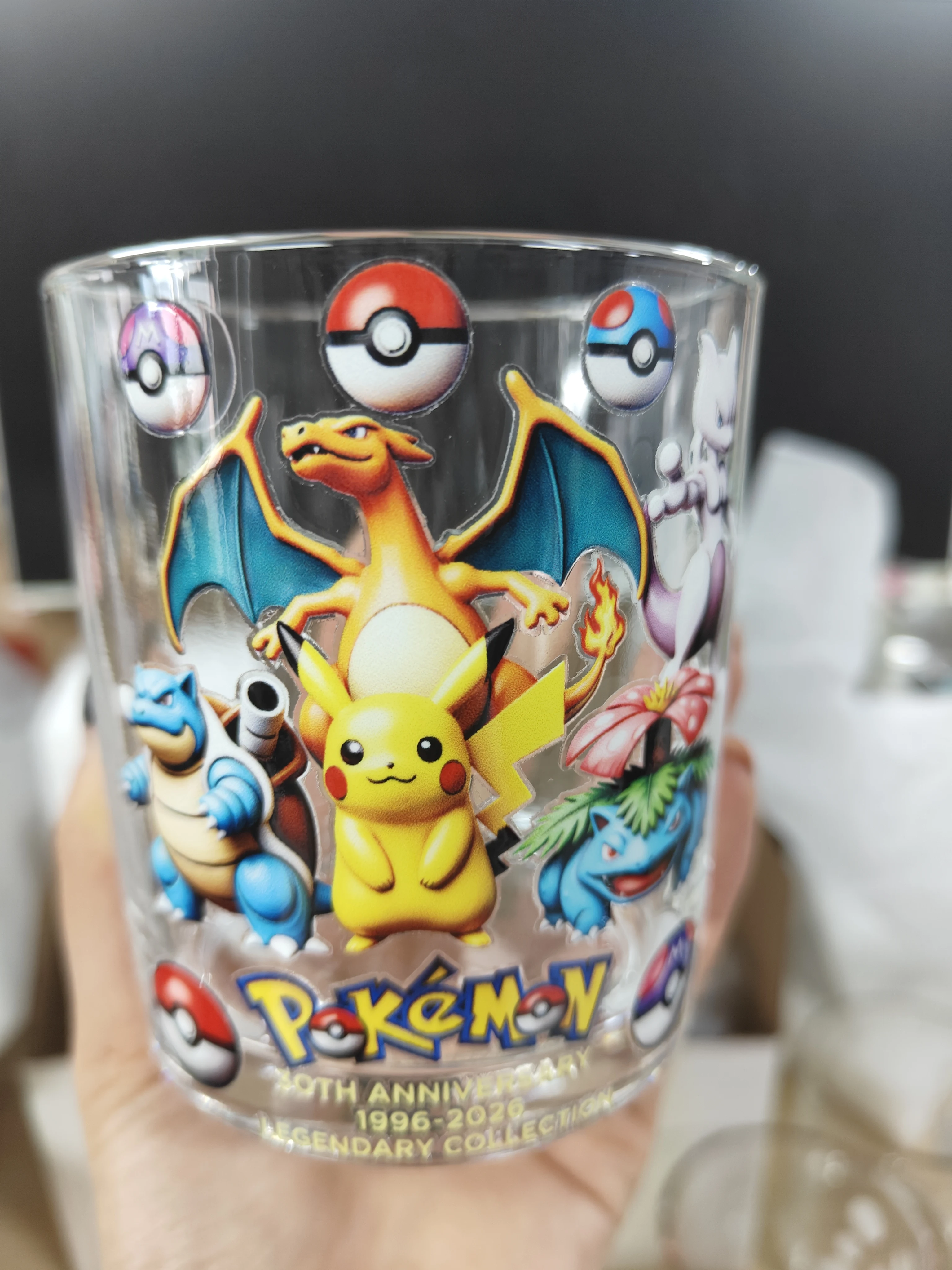 Neuer Pokémon 30. Jubiläums-Whiskey-Tumbler mit historischem Muster, Vintage-Porträt-Design, Glasbecher – Detail 5