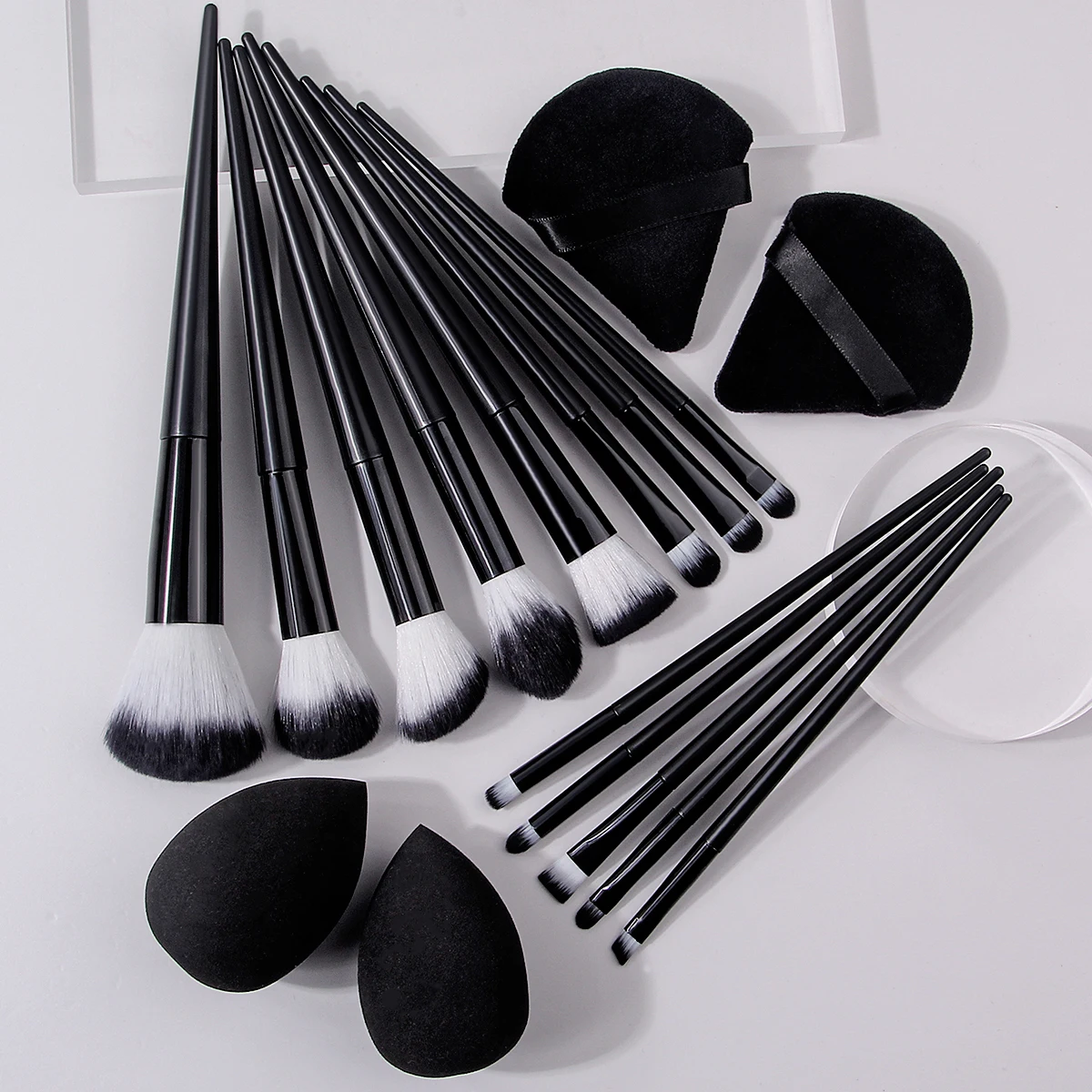 19 STKS Professionele setcombinatie: 13 multifunctionele make-upborstelset + 6 zachte en niet-plakkerige spons-eieren/poederwolken