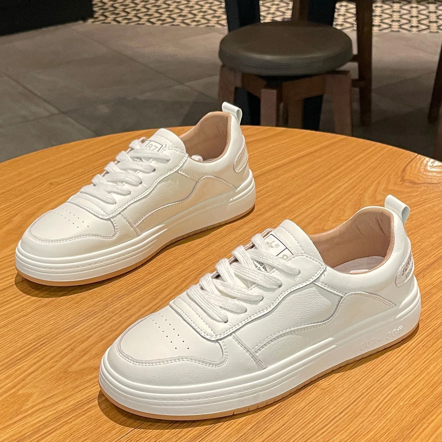 Flat bottomed board shoes 2024 autumn and winter women\'s new fashionable student casual sports shoes white small shoes