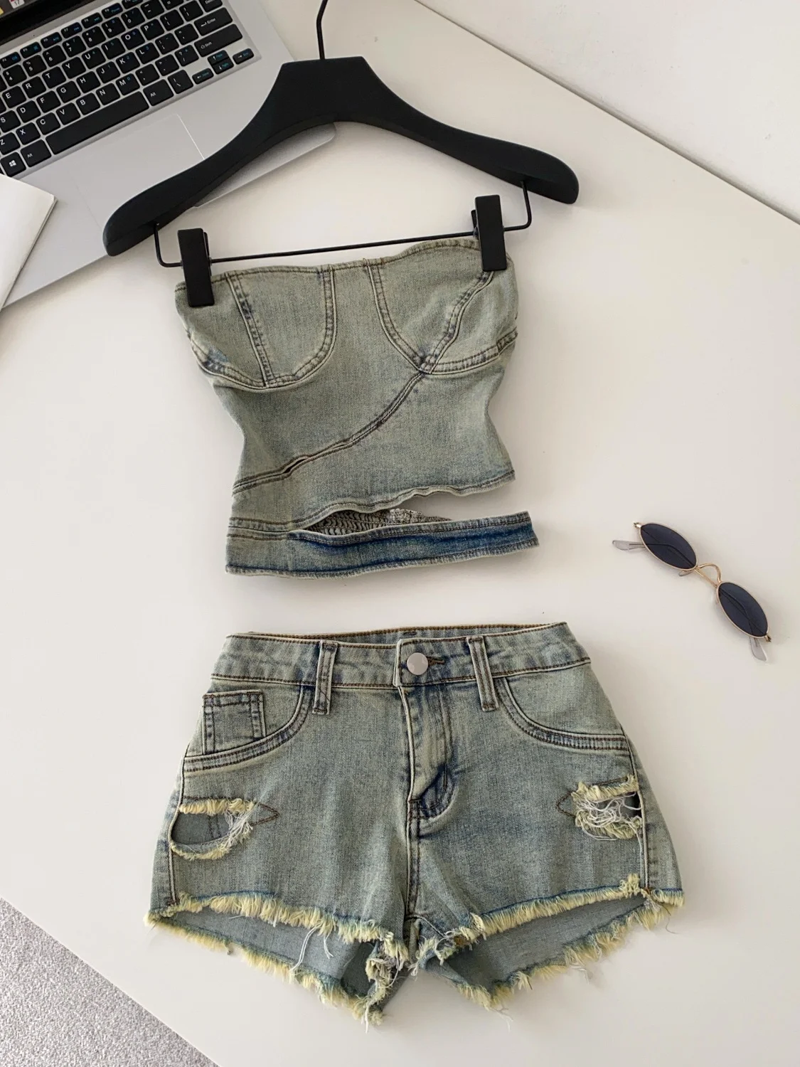 

Женский летний джинсовый комплект из двух предметов: укороченный топ и шорты с эффектом обнаженной талии, рваные, с бахромой, облегающий, универсальный