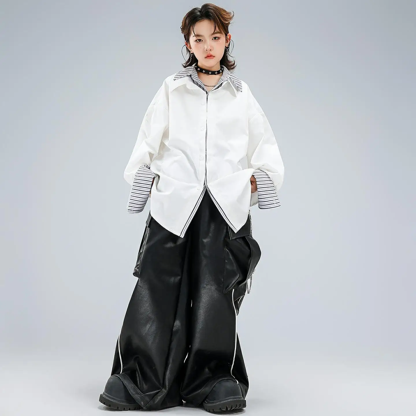 

Детская одежда в стиле хип-хоп Kpop, белая полосатая рубашка с воротником, черные повседневные брюки-карго из искусственной кожи для девочек и мальчиков, костюм для уличных танцев, одежда