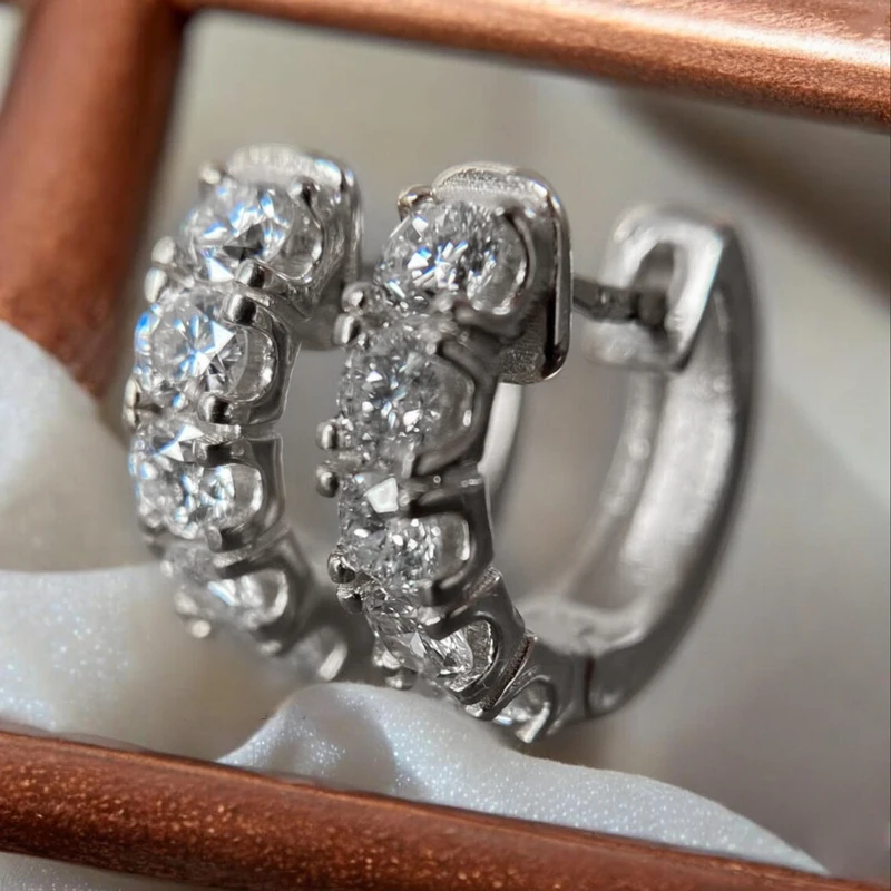 Lnkry Trendige 4MM Moissanit-Ohrringe mit Zertifikat, 14k Vergoldete Funkelnde 5-Stein-Labordiamant-Creolen für Damen, Geschenk – Detail 5